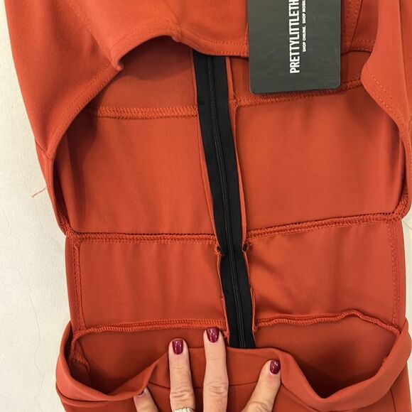 Pretty little thing rust crepe square neck cut out jumpsuit Size 6 New - Picture 7 of 12